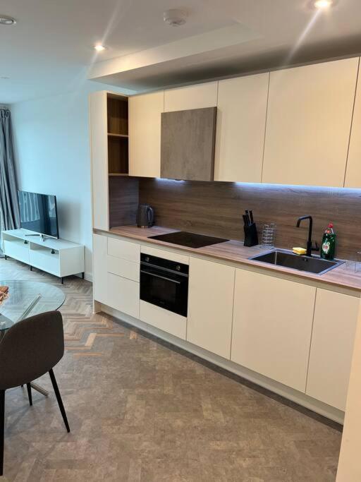 Stunning One Bedroom Apartment Лондон Экстерьер фото