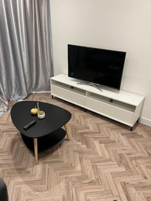 Stunning One Bedroom Apartment Лондон Экстерьер фото