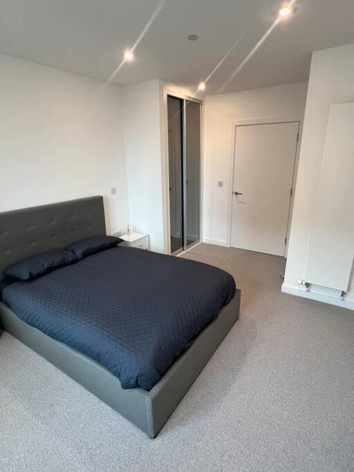 Stunning One Bedroom Apartment Лондон Экстерьер фото