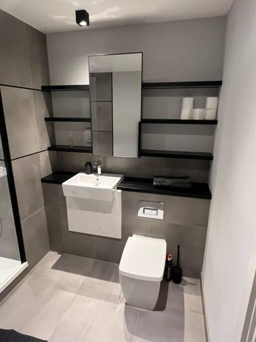 Stunning One Bedroom Apartment Лондон Экстерьер фото
